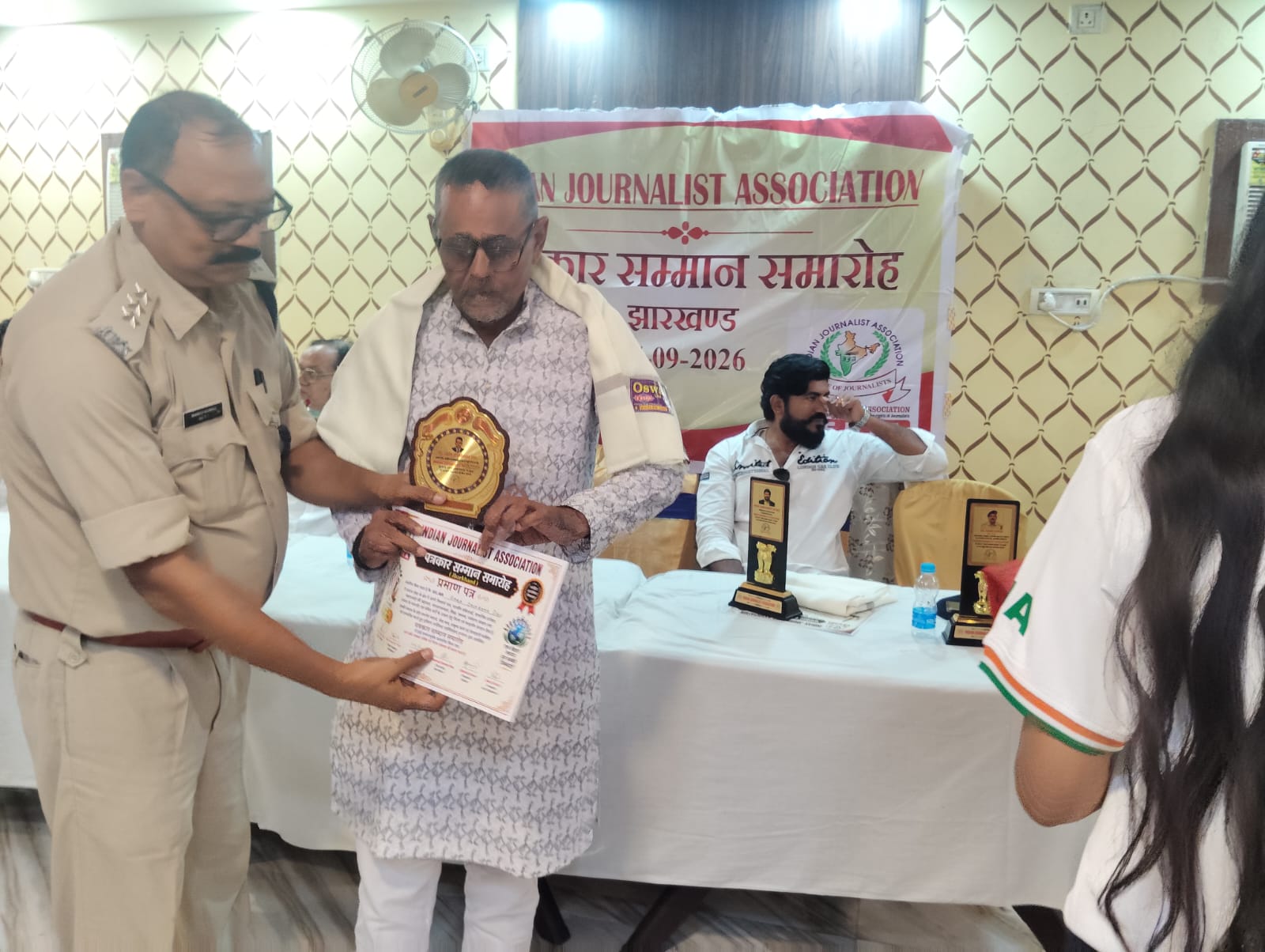 Dr. Jayaram Das receiving the honour from Indian Journalist Association